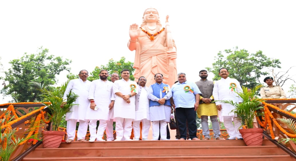 CM Sai plants a Rudraksha sapling at Ram Vatika, conveying a message of respect for womanhood and nature.