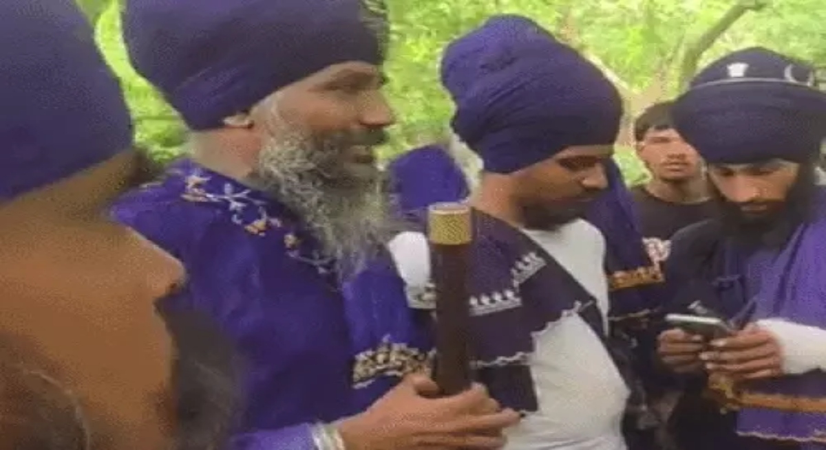 Nihangs arrive to stop mother and daughter from dancing.