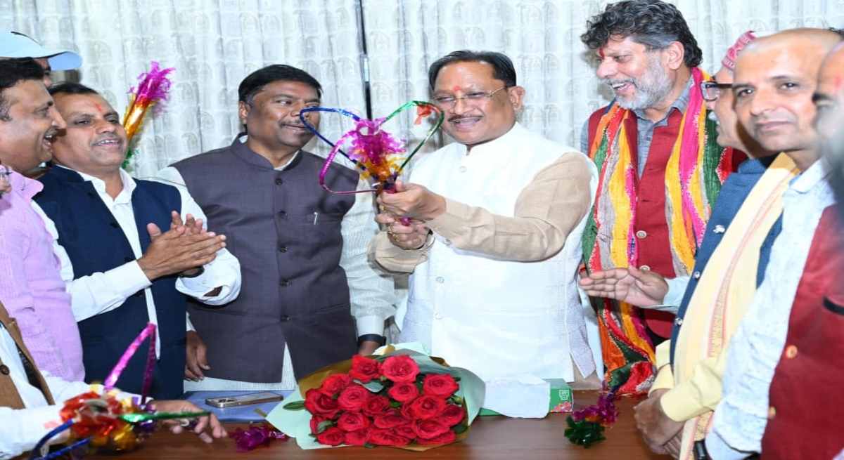 Delegation meets Chief Minister with invitation for Bastar Goncha Mahaparv-2026; offers symbolic salute to Lord Jagannath by firing a 'Tupki'.