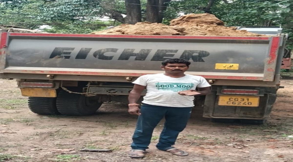 Action taken against illegal mineral transportation in Gaurela-Pendra-Marwahi; 1 tipper and 3 tractors seized.