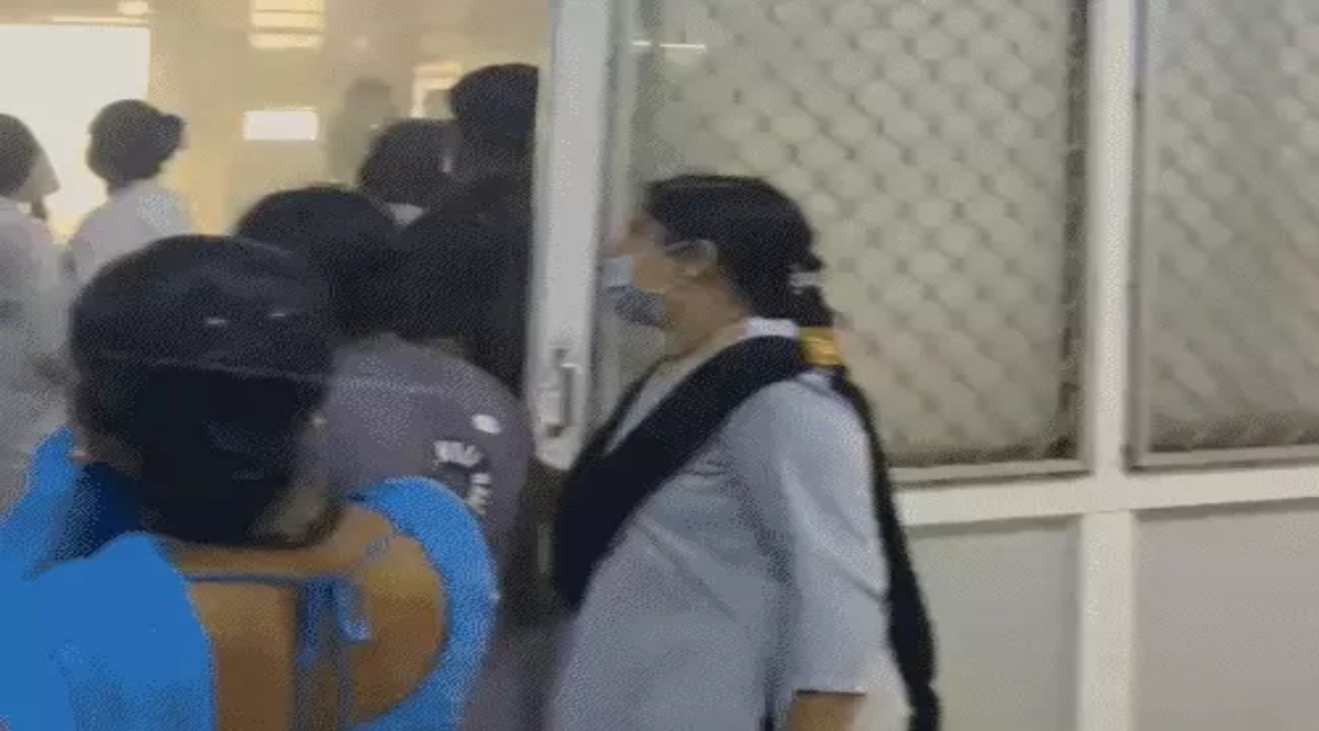 Fire in Mekahara's emergency ward; smoke causes panic.