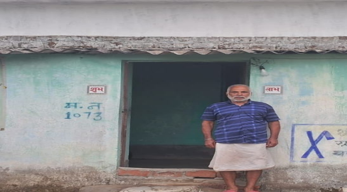 PM Awas Yojana Transforms Lives: Jashpur Family Moves from Kucha House to Pucca Home