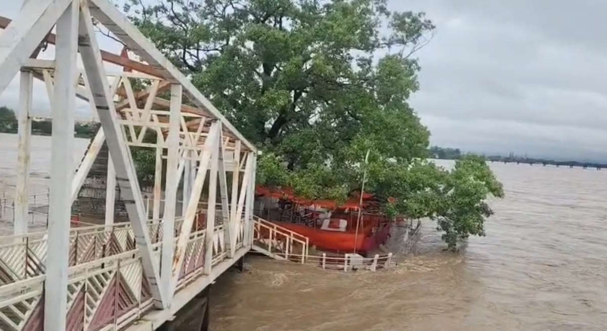 Rivers swollen due to rain: Water reaches Baba Kuleshwarnath Mahadev Temple after years; daily life disrupted in several areas.