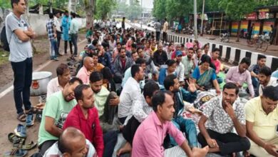 Guest teachers hold their ground outside the Education Minister's bungalow.