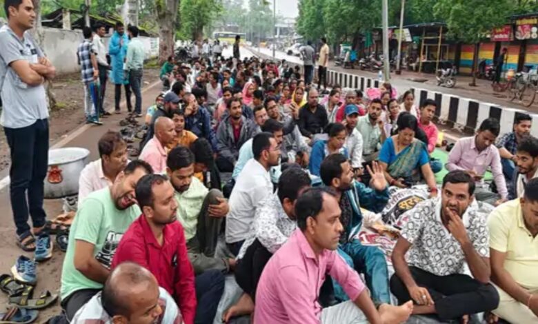 Guest teachers hold their ground outside the Education Minister's bungalow.