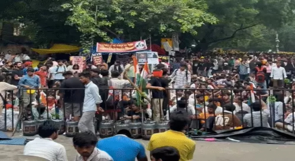 CJP's protest at Jantar Mantar continues for the 33rd day; 10 FIRs registered in connection with the Parliament March violence.