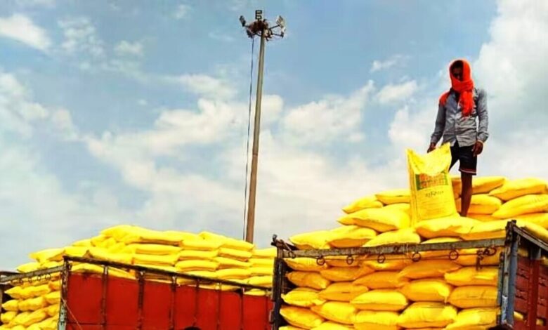 Uninterrupted supply of fertilizers and seeds to farmers during the Kharif season; strict action against black marketing; 4,878 centers inspected.
