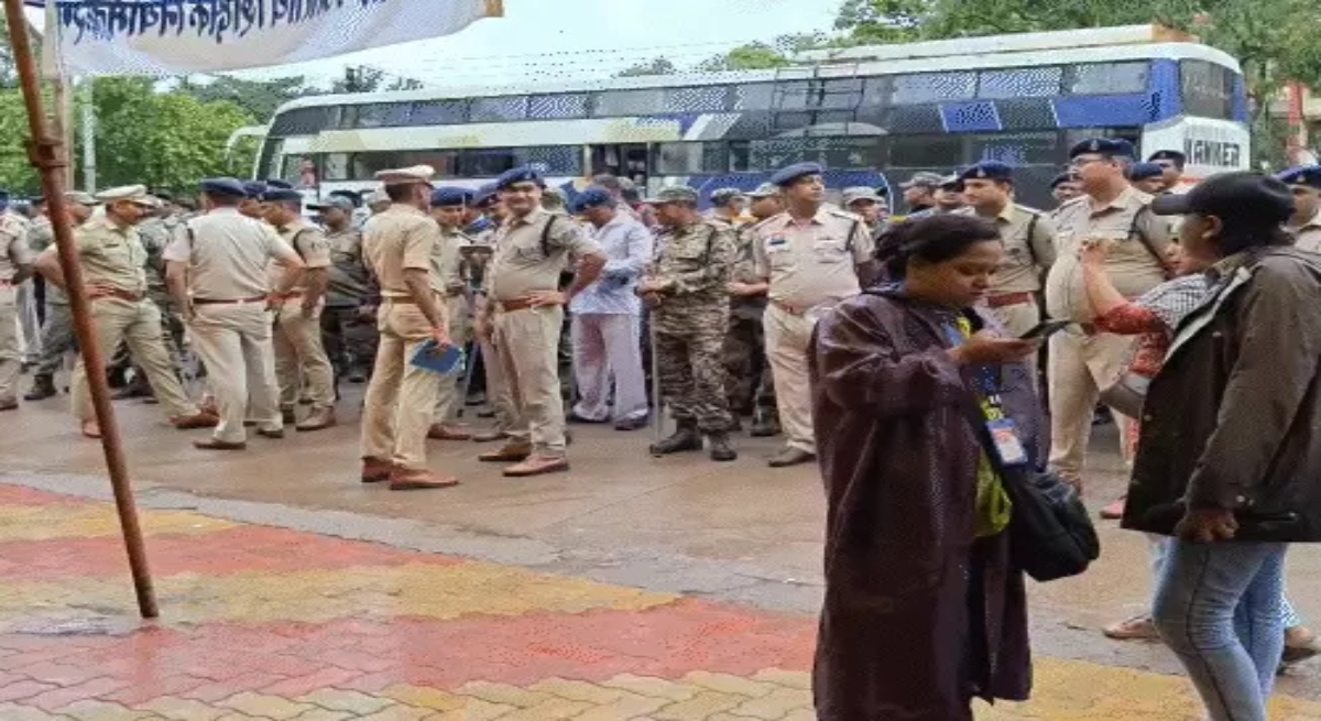 Police take action late at night against guest teachers' sit-in: 22-day-old tent removed; teachers vow the agitation will continue.