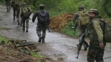 Suspicious Scorpio flees after breaking through police checkpoint in Jammu & Kashmir.