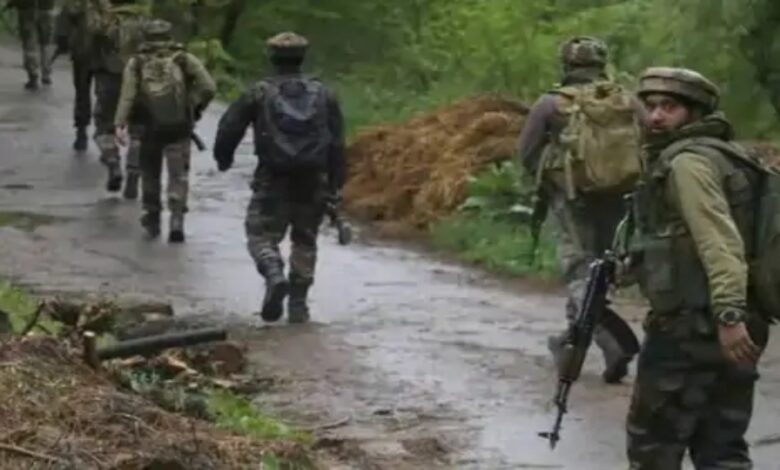 Suspicious Scorpio flees after breaking through police checkpoint in Jammu & Kashmir.