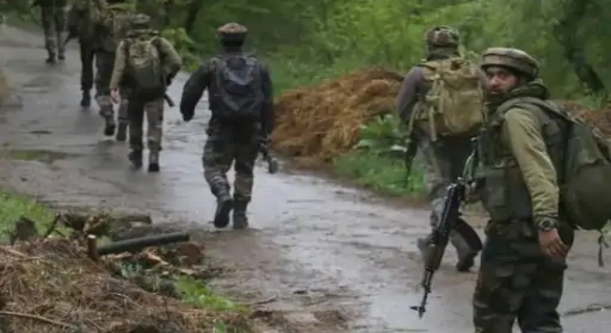 Suspicious Scorpio flees after breaking through police checkpoint in Jammu & Kashmir.