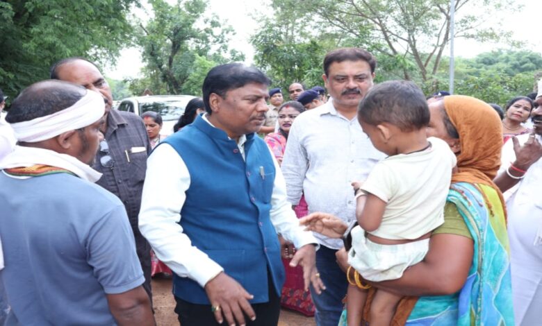 Kedar Kashyap met flood victims; said government aid will reach every needy person.