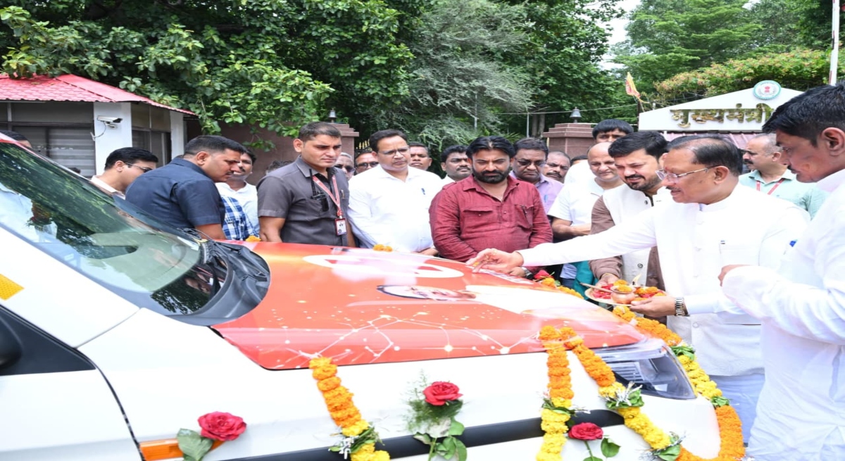 Dharsinwa receives free ambulance; Chief Minister flags it off.