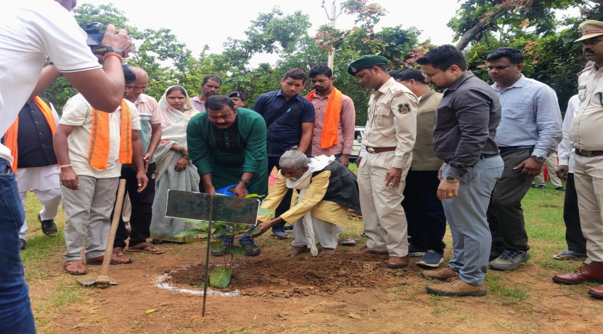 ‘एक पेड़ माँ के नाम’ अभियान को मिला जनसमर्थन: अतिक्रमण मुक्त वन भूमि पर हुआ वृहत पौधरोपण