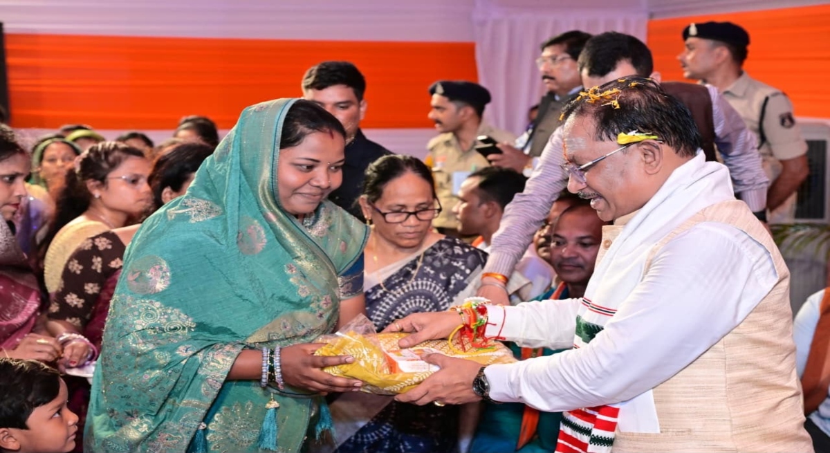 Sisters tied Rakhis on CM Sai's wrist in Pandripani.