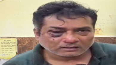 Attack at Congress leader's home: 15-20 armed miscreants assault him.