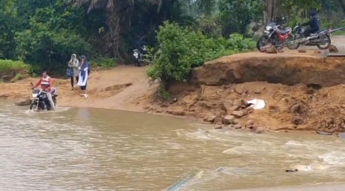 Culvert collapses in rain; connectivity of dozens of villages affected.