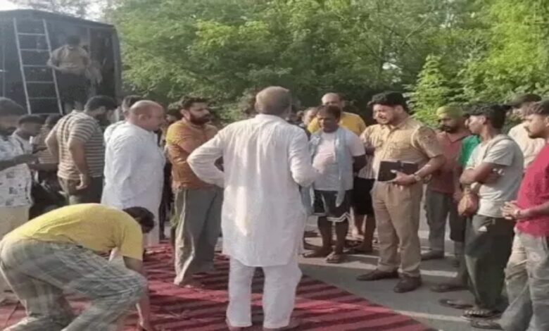 Speeding car runs over 4 Kanwariyas: 3 die on the spot, fourth in critical condition; they were returning from Gangotri.