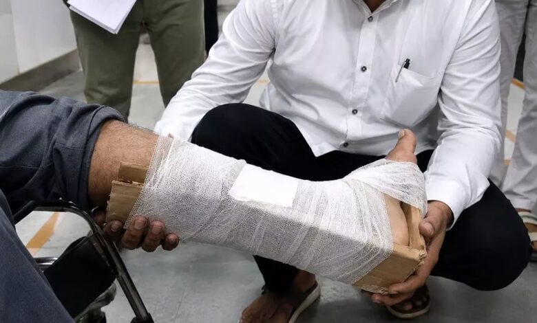 Cardboard used instead of a plaster cast on the leg after ₹400 wasn't paid.