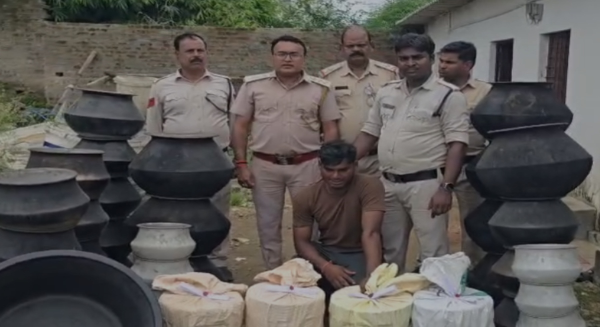A Mahua liquor factory was operating in a rented house.