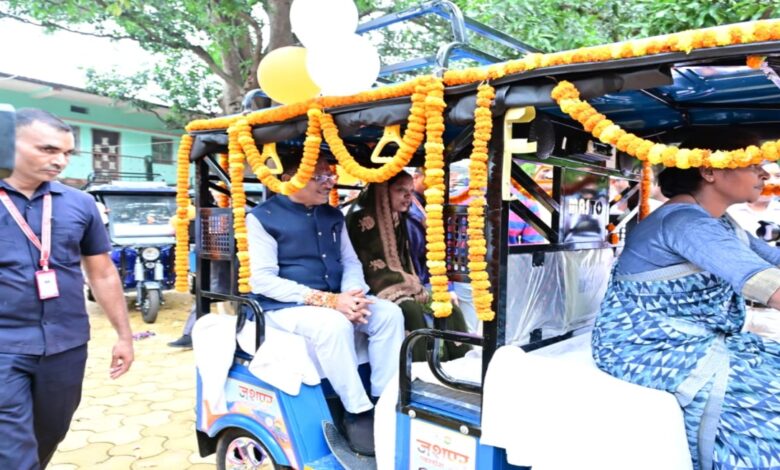 50 sisters received the gift of e-rickshaws on Raksha Bandhan.