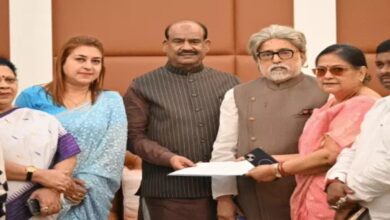 Lok Sabha Secretariat issues notice to 20 rebel TMC MPs; response required within 7 days.