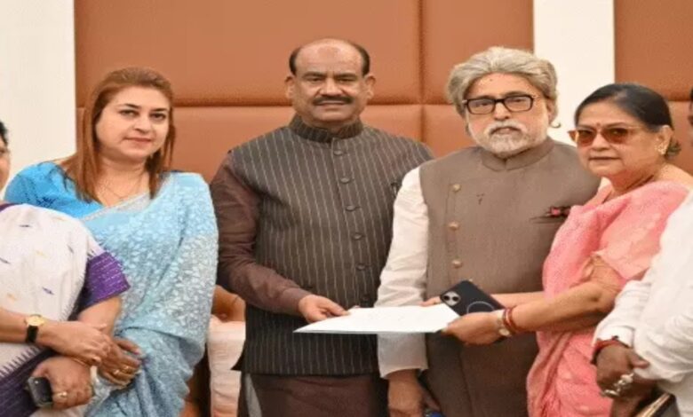 Lok Sabha Secretariat issues notice to 20 rebel TMC MPs; response required within 7 days.