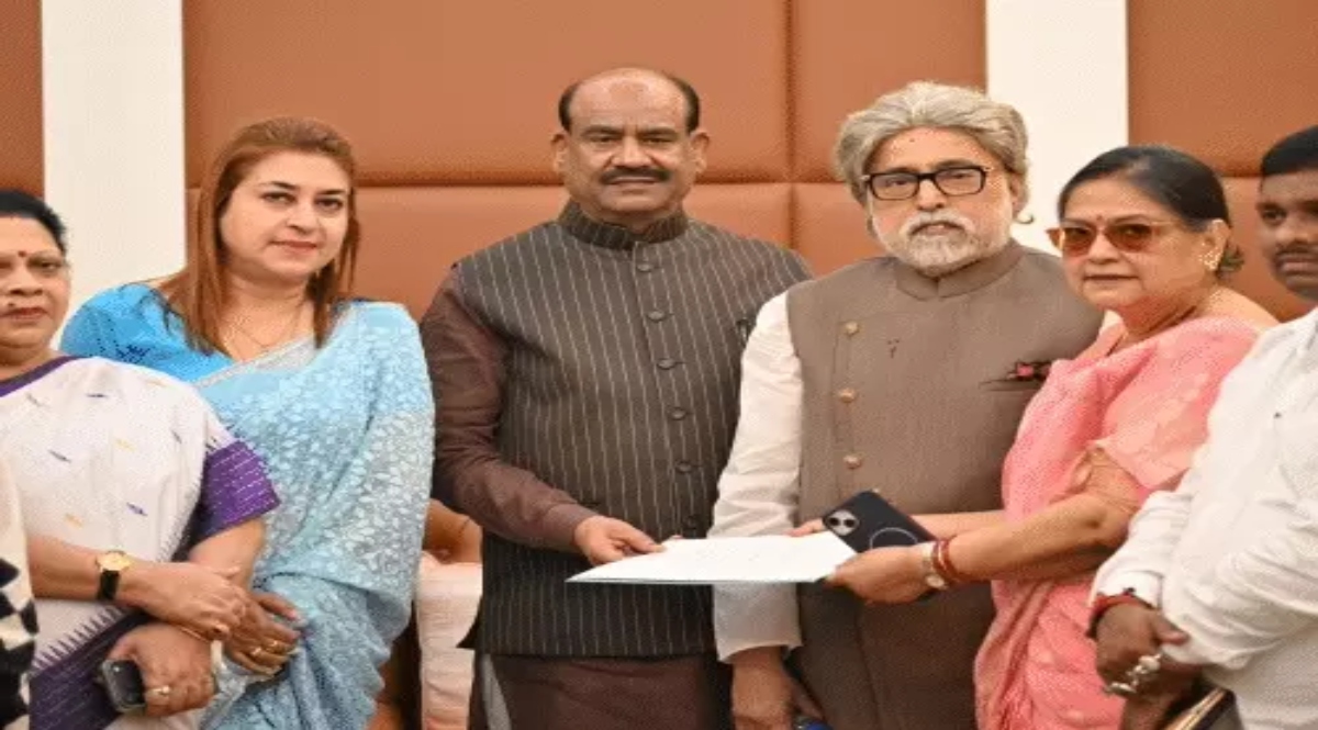 Lok Sabha Secretariat issues notice to 20 rebel TMC MPs; response required within 7 days.