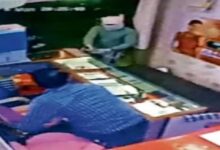 Miscreants who entered a jewellery showroom opened fire.
