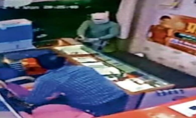Miscreants who entered a jewellery showroom opened fire.