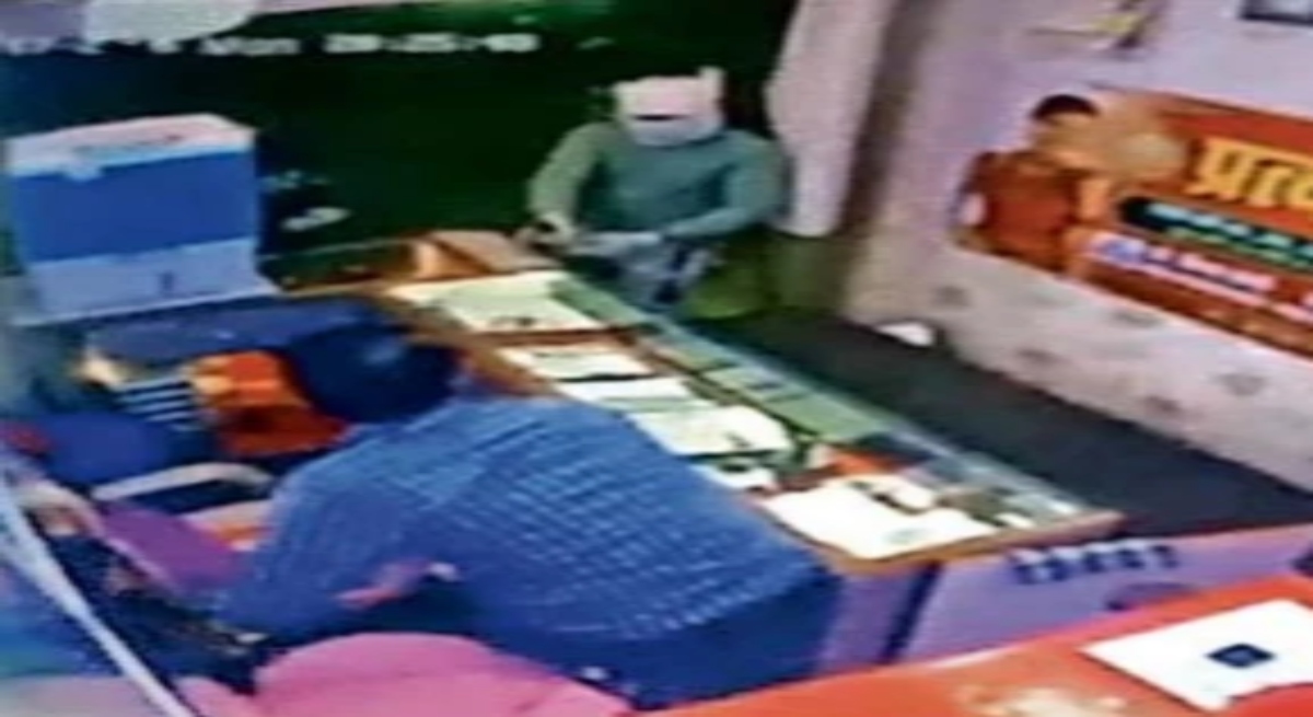 Miscreants who entered a jewellery showroom opened fire.