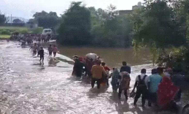 Water level of Gandak rises in Bihar due to floods in Nepal.