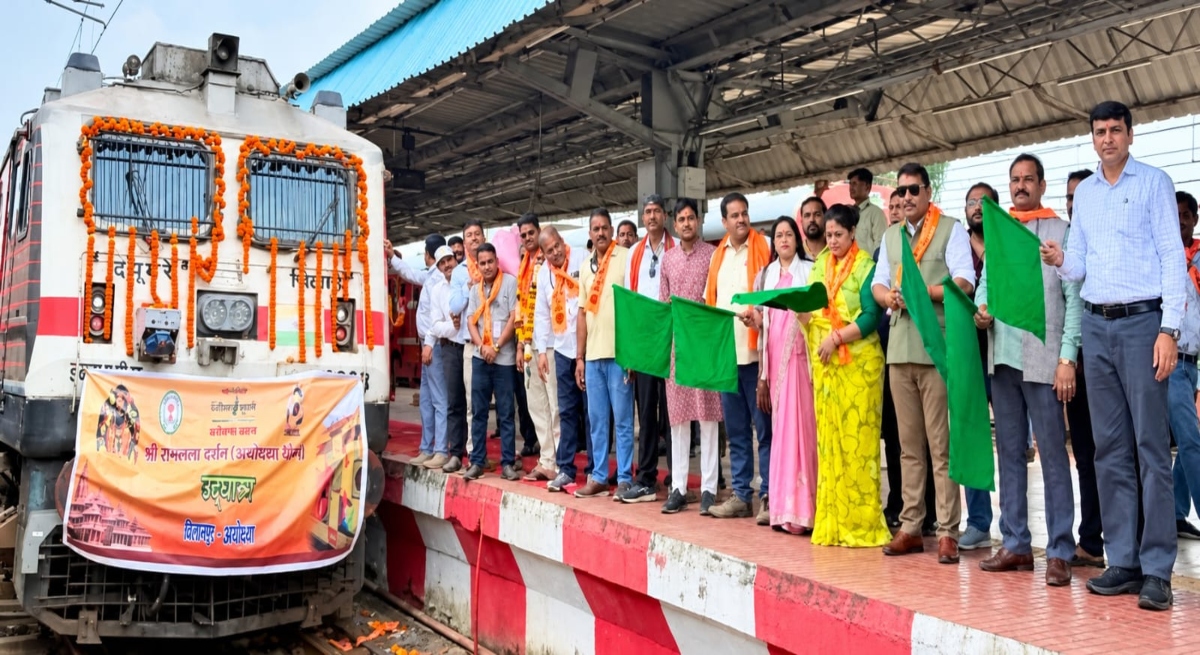 850 श्रद्धालु अयोध्या रवाना: श्री रामलला के साथ काशी विश्वनाथ के करेंगे दर्शन; विशेष ट्रेन को दिखाई हरी झंडी
