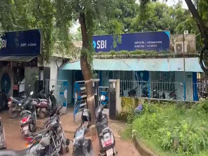 रायपुर में बैंक डकैती की कोशिश: खिड़की की ग्रिल काटकर घुसे चोर, स्ट्रांग रूम के 4 ताले तोड़े