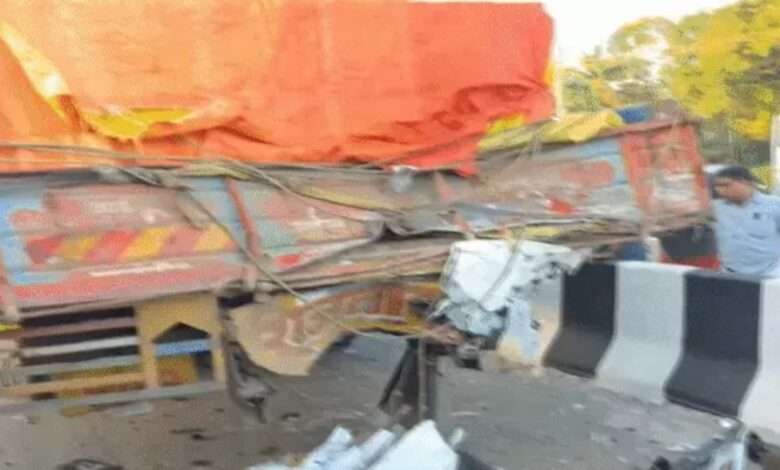 Car-lorry collision, 8 dead