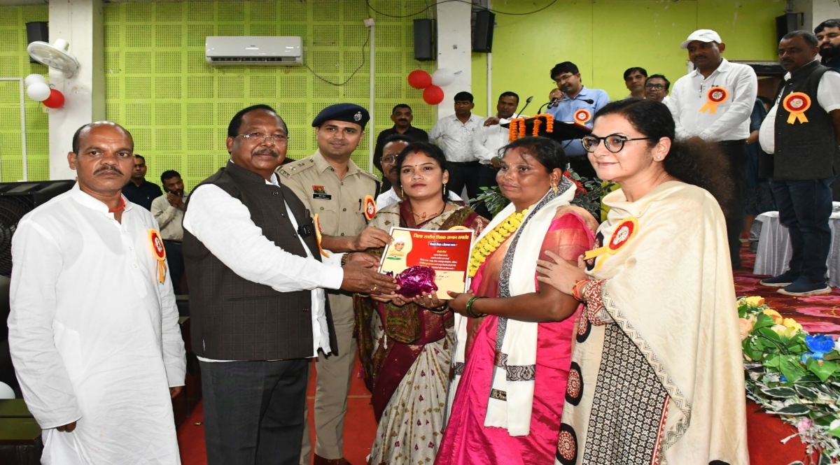 Teachers are the pivot of nation-building; 21 outstanding teachers honored.