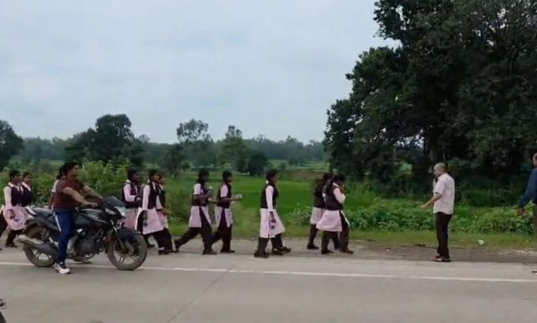 100 female students set out on foot to meet the Collector, covering a distance of 20 km.