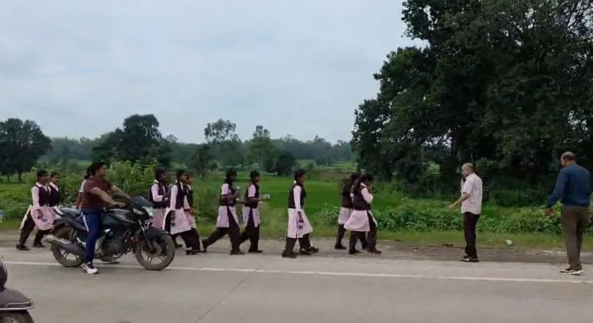 100 female students set out on foot to meet the Collector, covering a distance of 20 km.