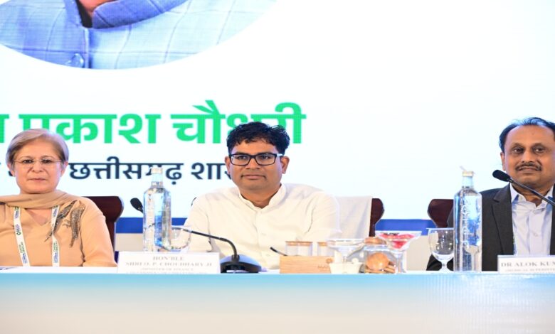 Timely cancer screening and treatment are essential; focus on healthy human resources.