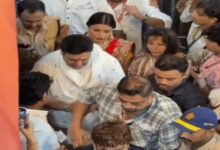 Govinda reached Lalbaugcha Raja with rumored girlfriend Komal Rani, offered prayers