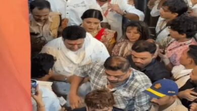 Govinda reached Lalbaugcha Raja with rumored girlfriend Komal Rani, offered prayers