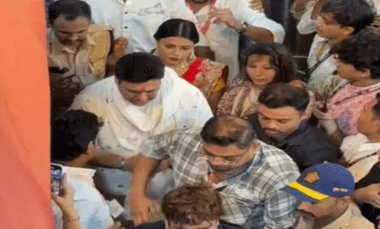 Govinda reached Lalbaugcha Raja with rumored girlfriend Komal Rani, offered prayers