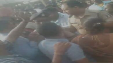 Scuffle with Municipal Corporation team that arrived to remove vegetable market in Raipur.