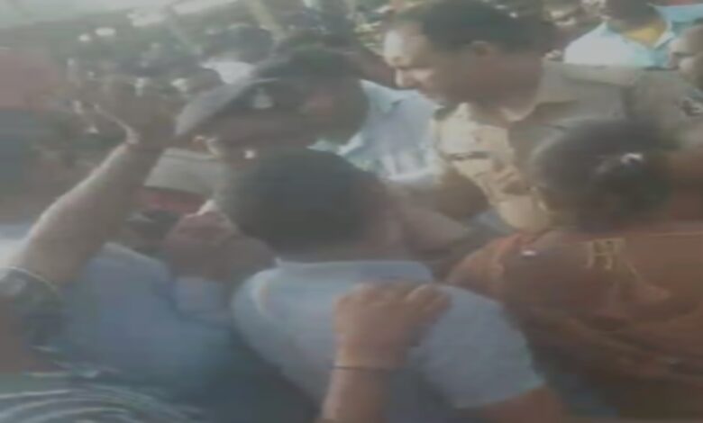 Scuffle with Municipal Corporation team that arrived to remove vegetable market in Raipur.