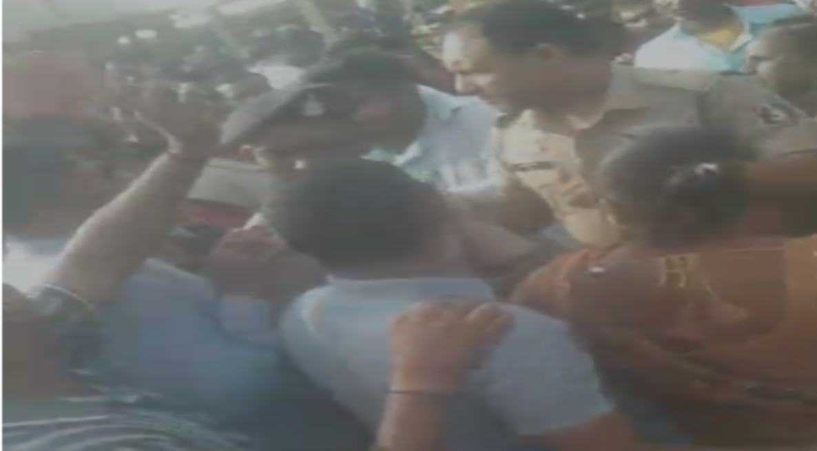 Scuffle with Municipal Corporation team that arrived to remove vegetable market in Raipur.