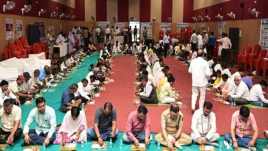 From the Baiga priest to the official, everyone sat together in the same row for the meal.