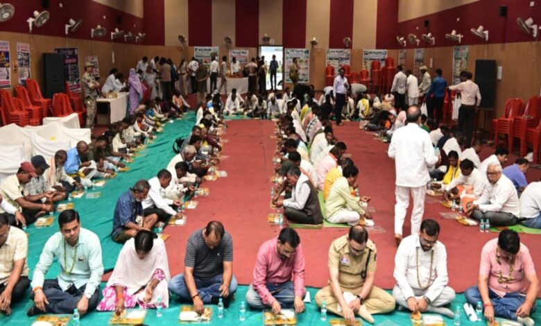 From the Baiga priest to the official, everyone sat together in the same row for the meal.
