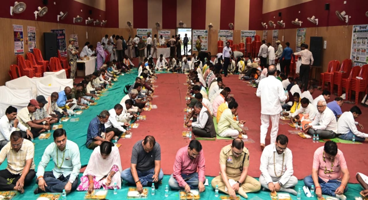 From the Baiga priest to the official, everyone sat together in the same row for the meal.