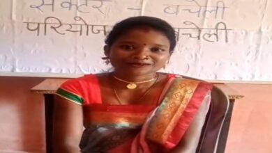 Bought a smartphone with savings from the Mahtari Vandan scheme; now helping others too.
