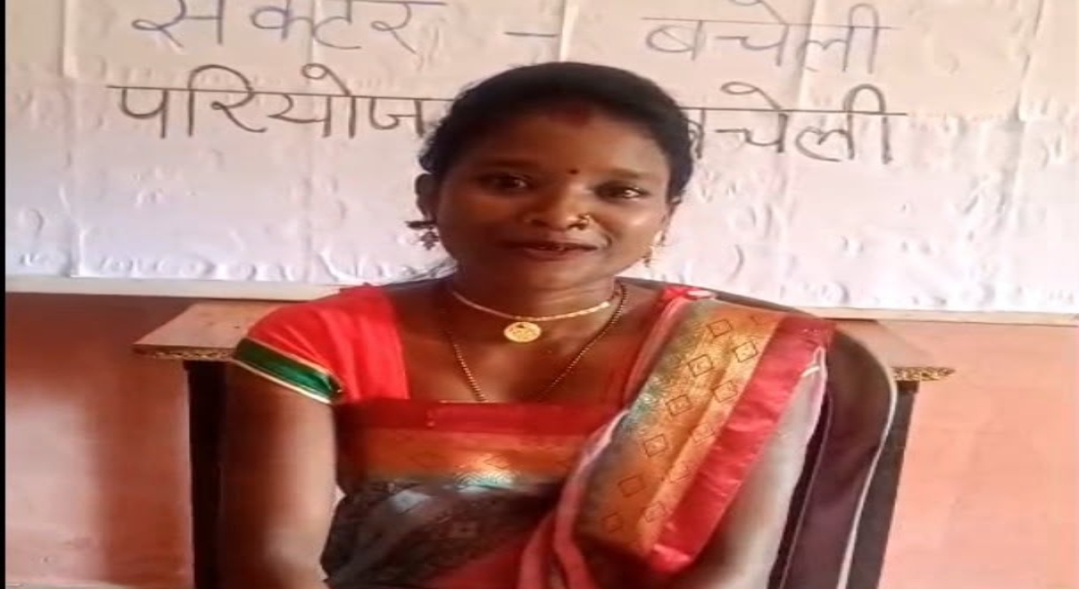 Bought a smartphone with savings from the Mahtari Vandan scheme; now helping others too.